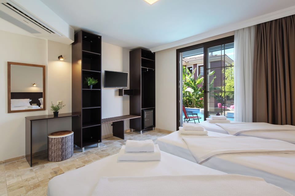 Standard Triple Room | In-room safe, travel crib, free WiFi, bed sheets