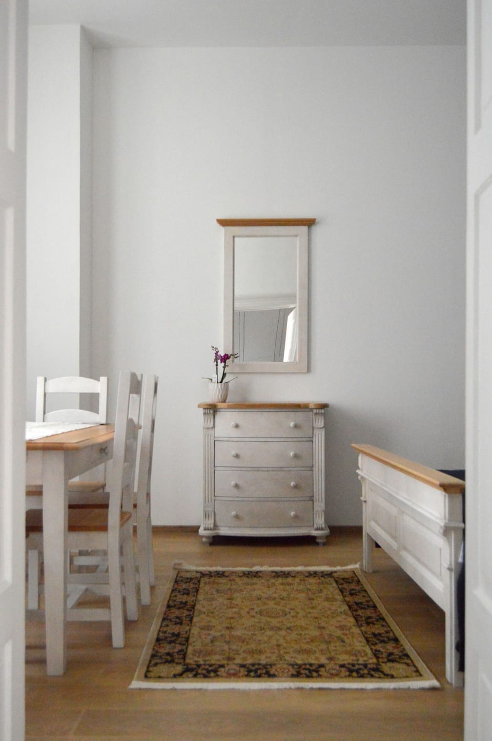 Apartment, 1 Queen Bed (White&Blue) | Desk, laptop workspace, soundproofing, WiFi (free)