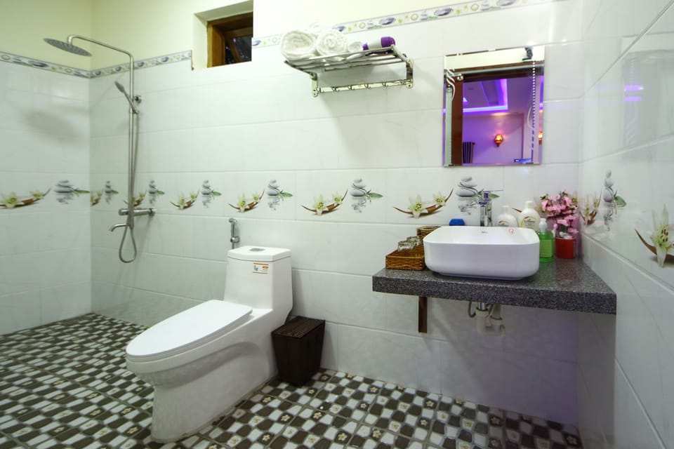 Family Room, Garden View | Bathroom | Shower, rainfall showerhead, designer toiletries, hair dryer