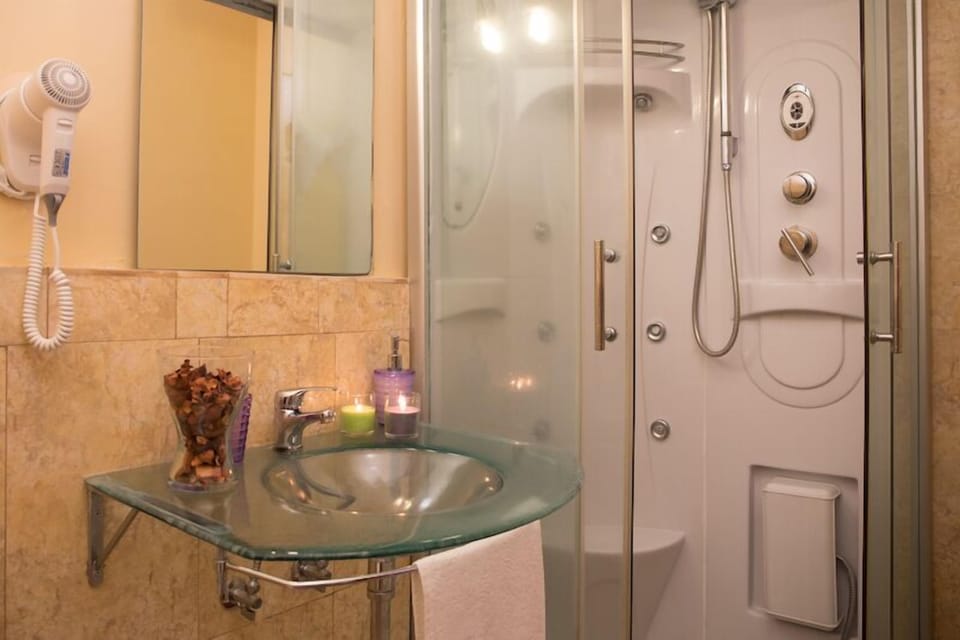 Triple Room | Bathroom sink