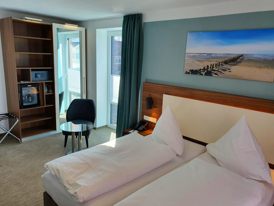 Superior Double Room | Minibar, in-room safe, desk, blackout drapes