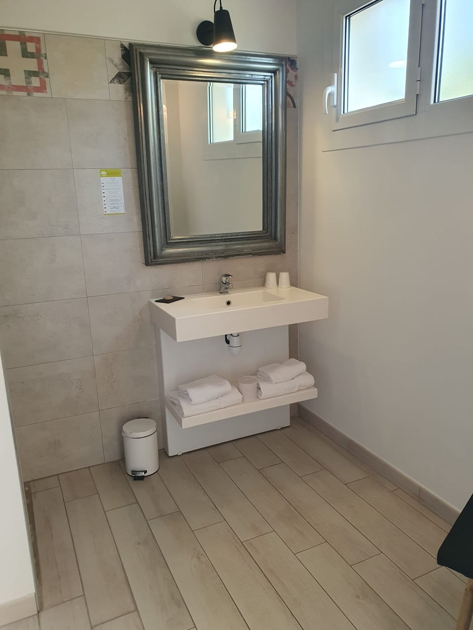 Superior Double Room | Bathroom | Free toiletries, hair dryer, slippers, towels