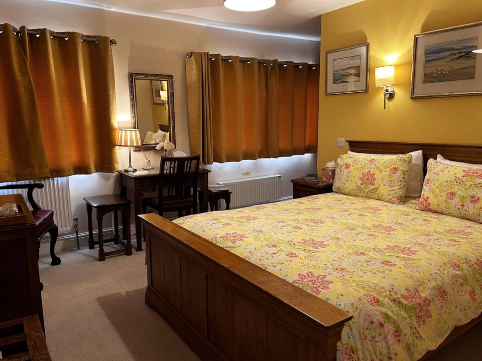 Superior Double Room, 1 Queen Bed, Ensuite | 1 bedroom, Egyptian cotton sheets, premium bedding