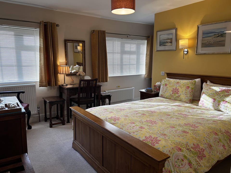 Superior Double Room, 1 Queen Bed, Ensuite | 1 bedroom, Egyptian cotton sheets, premium bedding