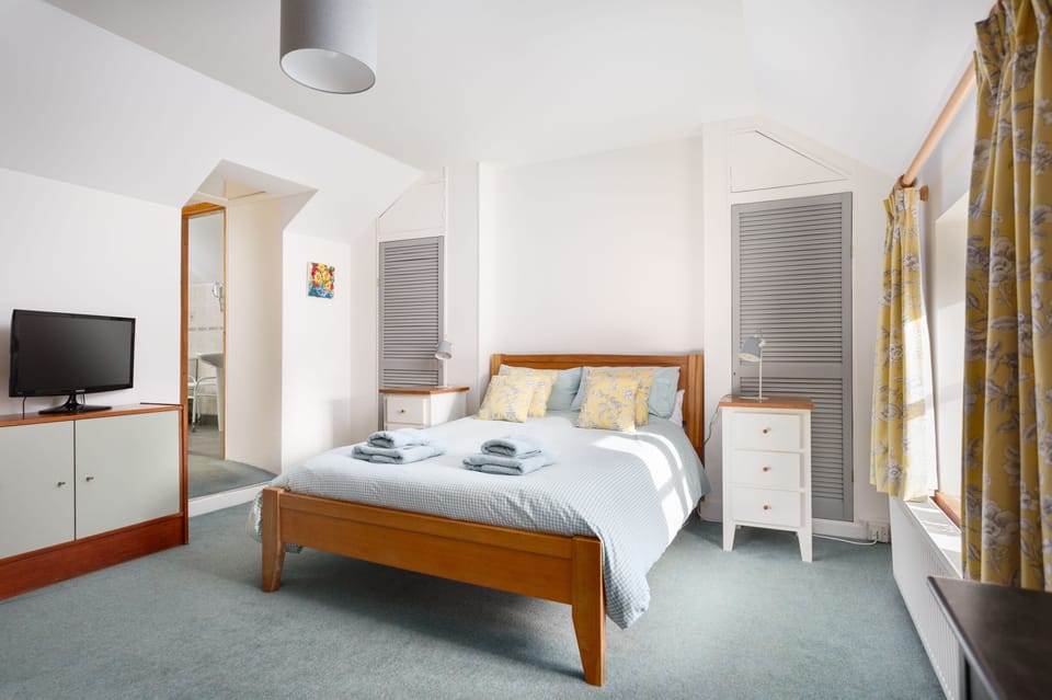 Family Room | Hypo-allergenic bedding, individually decorated, individually furnished