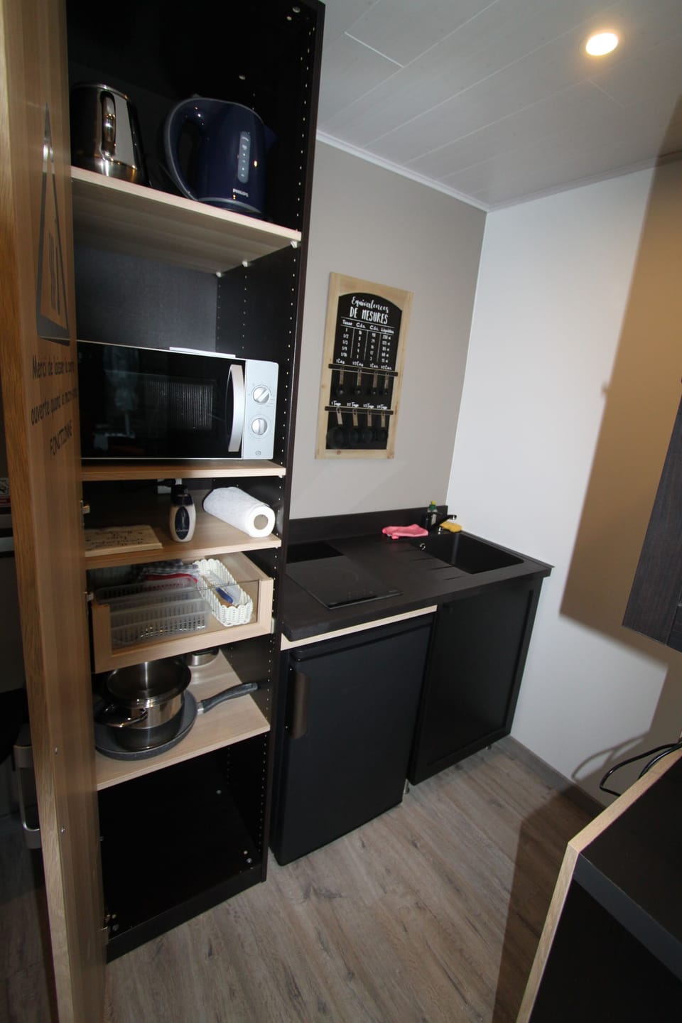 Coffee/tea maker, fridge, stovetop, electric kettle