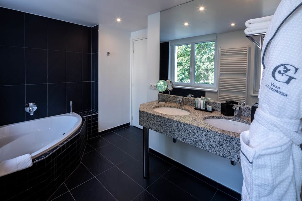 Deluxe Double Room | Bathroom | Free toiletries, hair dryer, bathrobes, towels