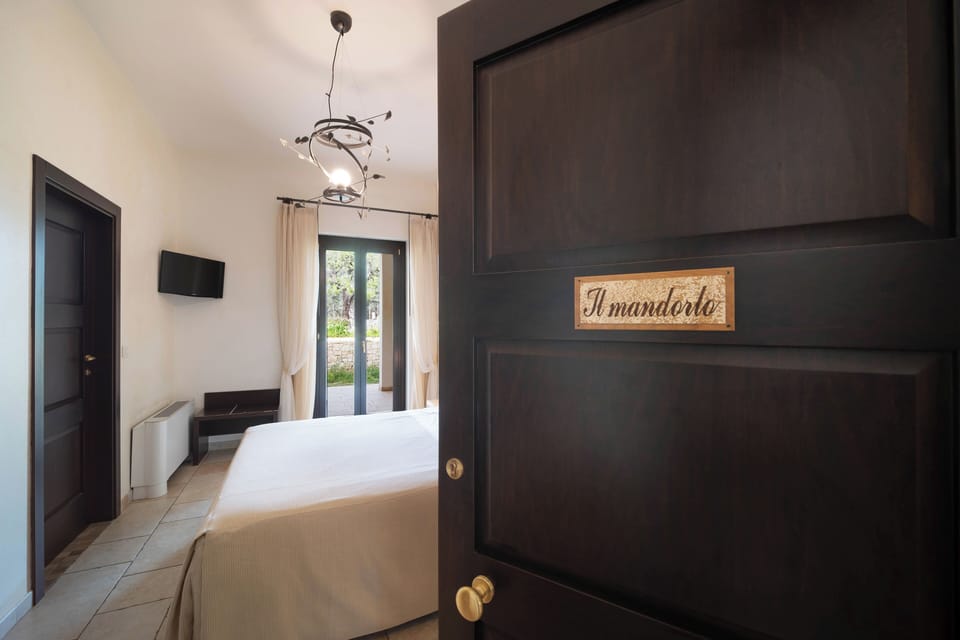 Double Room, 1 Queen Bed, Private Bathroom, Garden View | Minibar, desk, blackout drapes, free WiFi