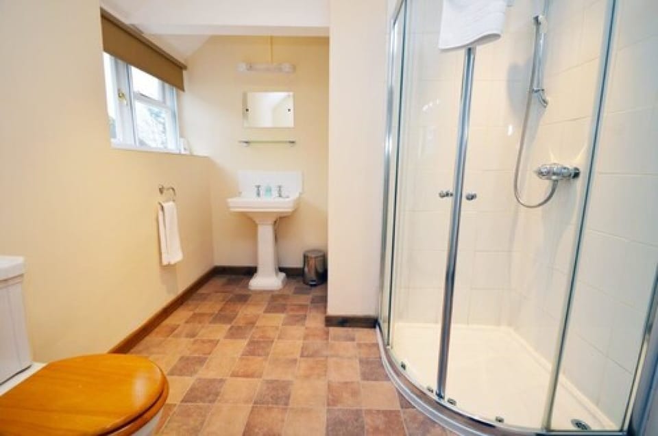 Standard Triple Room | Bathroom | Free toiletries, towels