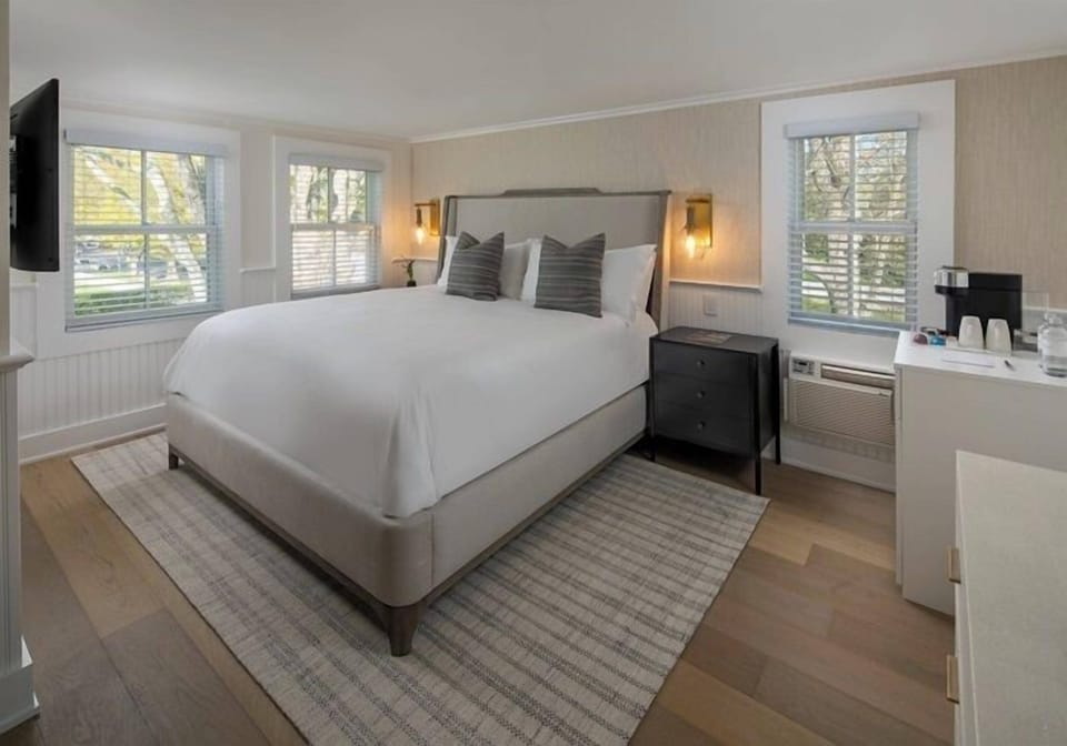 Standard Room, 1 King Bed | Iron/ironing board, free WiFi, bed sheets