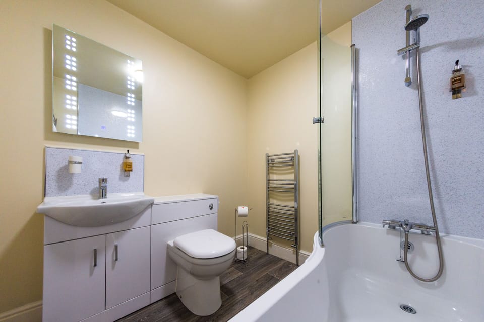 Superior Room, 1 King Bed | Bathroom | Hair dryer, towels, toilet paper