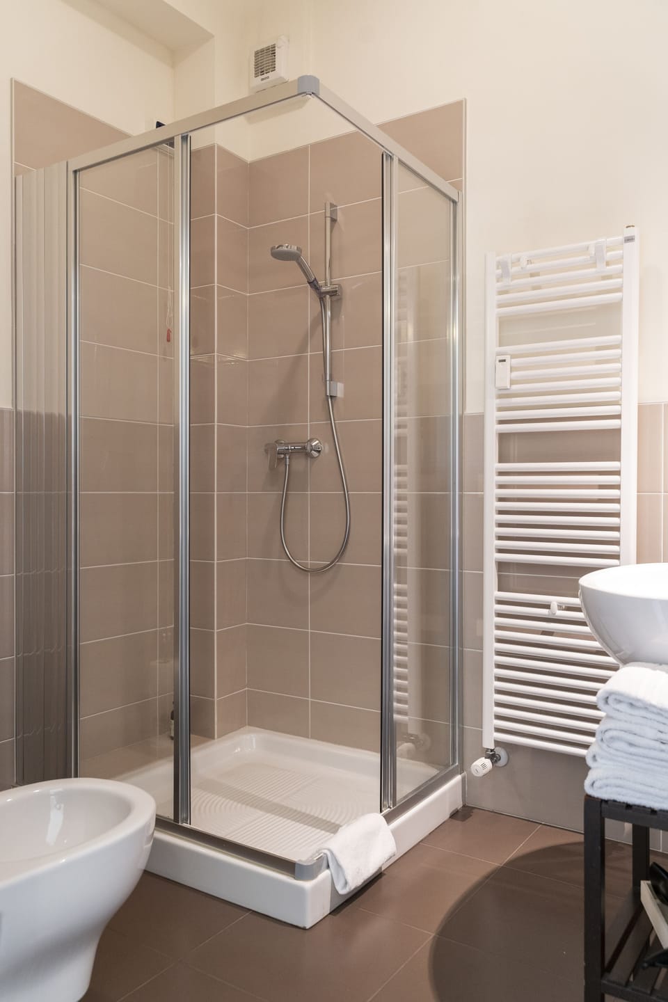 Classic Double Room, 1 King Bed, City View | Bathroom | Shower, free toiletries, hair dryer, bidet