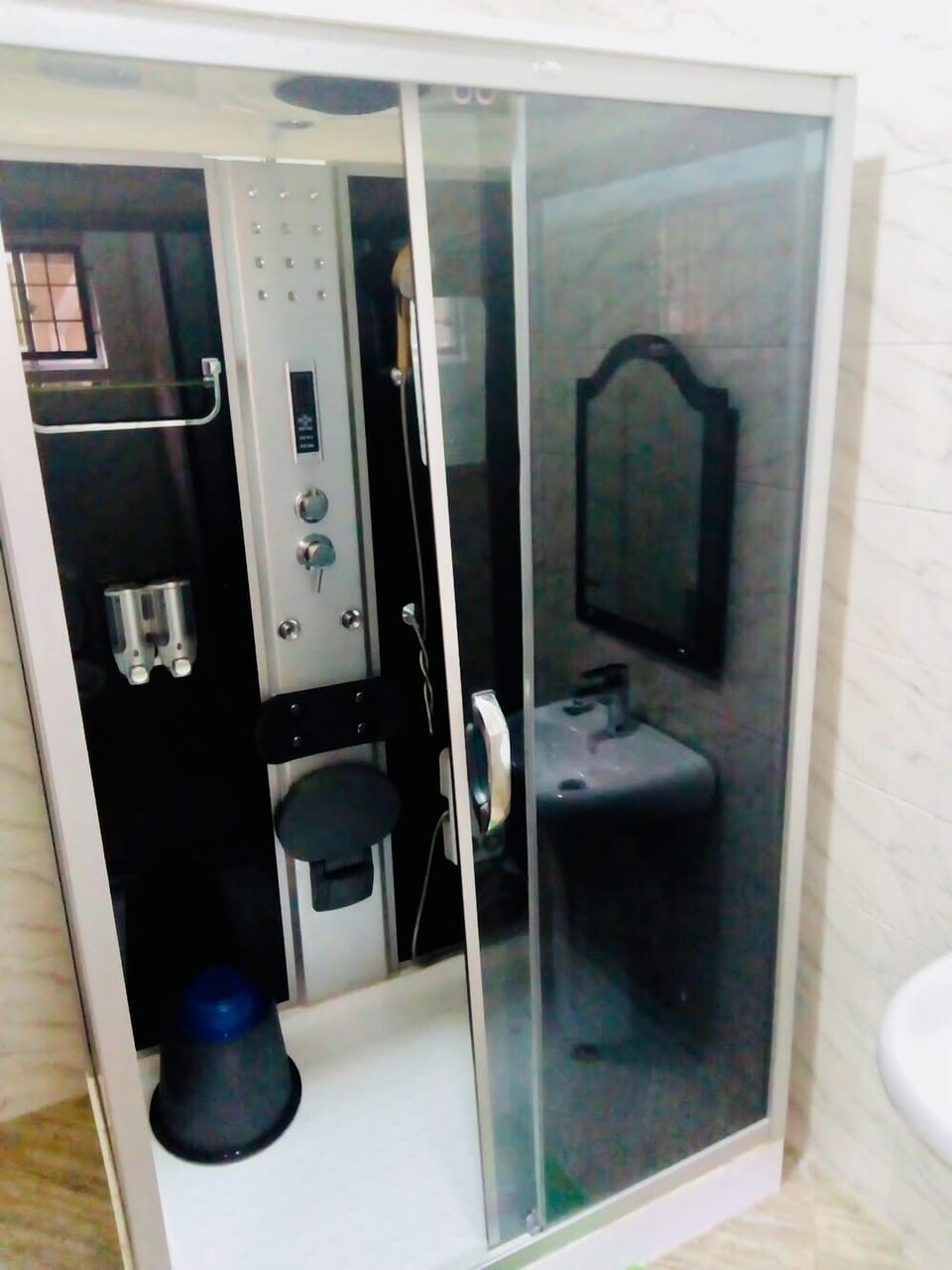 Grand Room, 1 King Bed | Bathroom | Free toiletries, towels