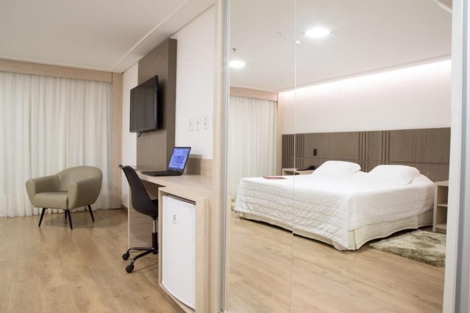 Deluxe Room | Hypo-allergenic bedding, minibar, soundproofing, free WiFi
