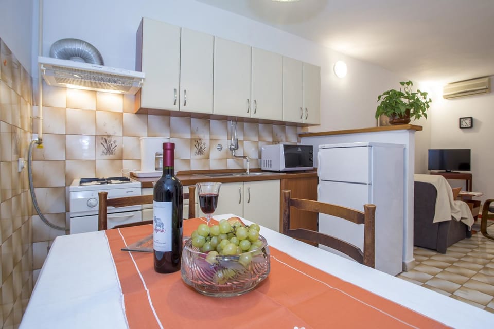 Standard Apartment, 3 Bedrooms (0129) | Private kitchen | Fridge, microwave, stovetop, coffee/tea maker