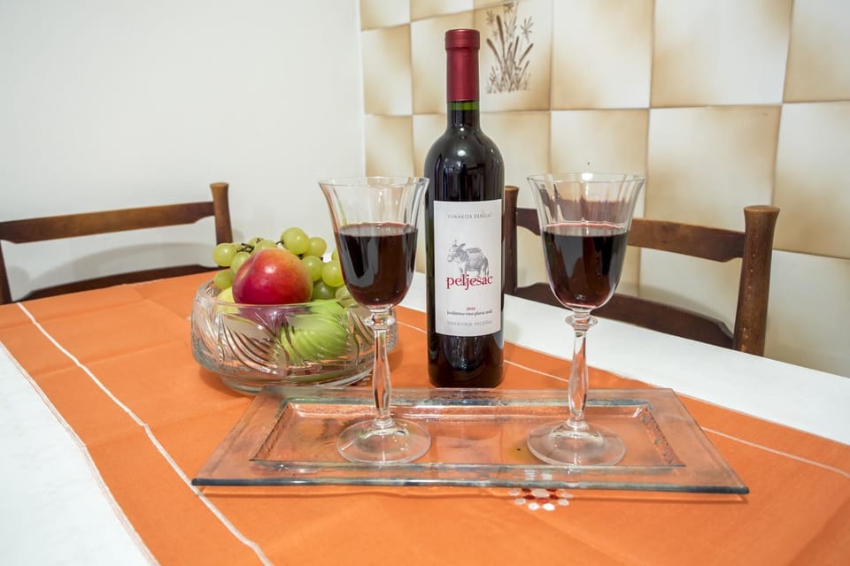 Standard Apartment, 3 Bedrooms (0129) | In-room dining