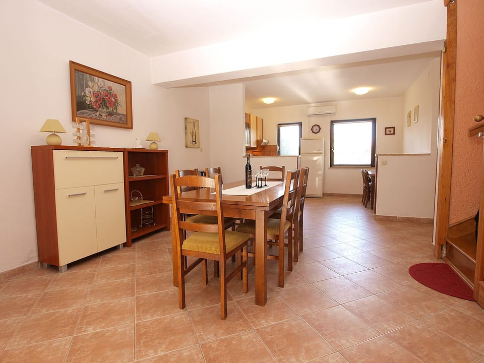 Standard Apartment, 4 Bedrooms (70/106) | In-room dining