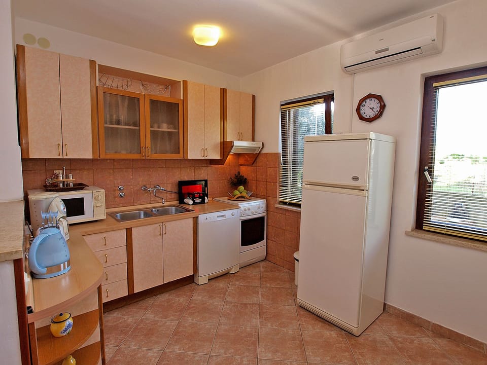 Standard Apartment, 4 Bedrooms (70/106) | Private kitchen | Fridge, microwave, oven, stovetop