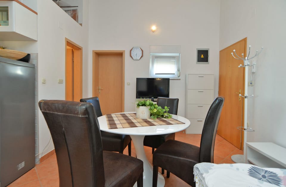Standard Apartment, 1 Bedroom (0154) | In-room dining