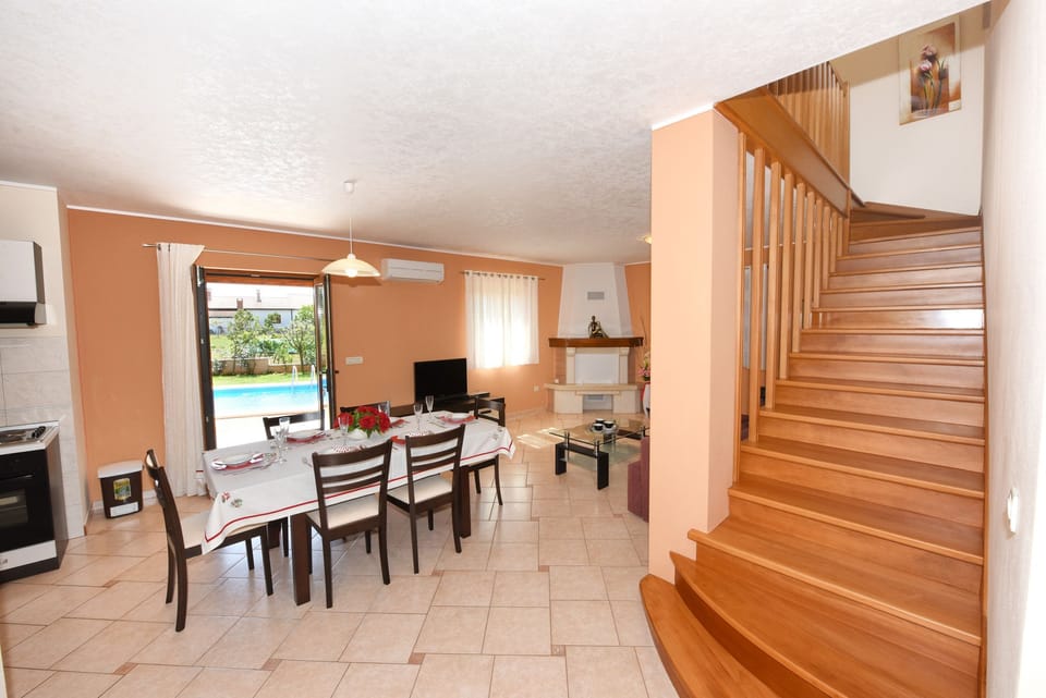 Standard Villa, 3 Bedrooms (0164) | In-room dining