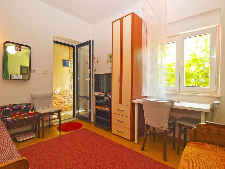 Standard Studio, 1 Bedroom (461/1081) | Living room | TV