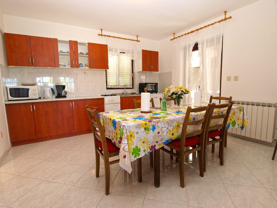 Standard Apartment, 4 Bedrooms (603/1448) | Private kitchen | Fridge, oven, stovetop, cookware/dishes/utensils
