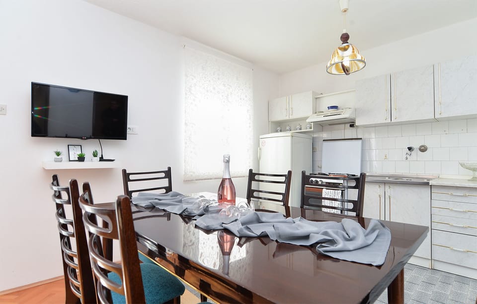 Standard Apartment, 3 Bedrooms (0184) | Private kitchen | Fridge, coffee/tea maker, electric kettle