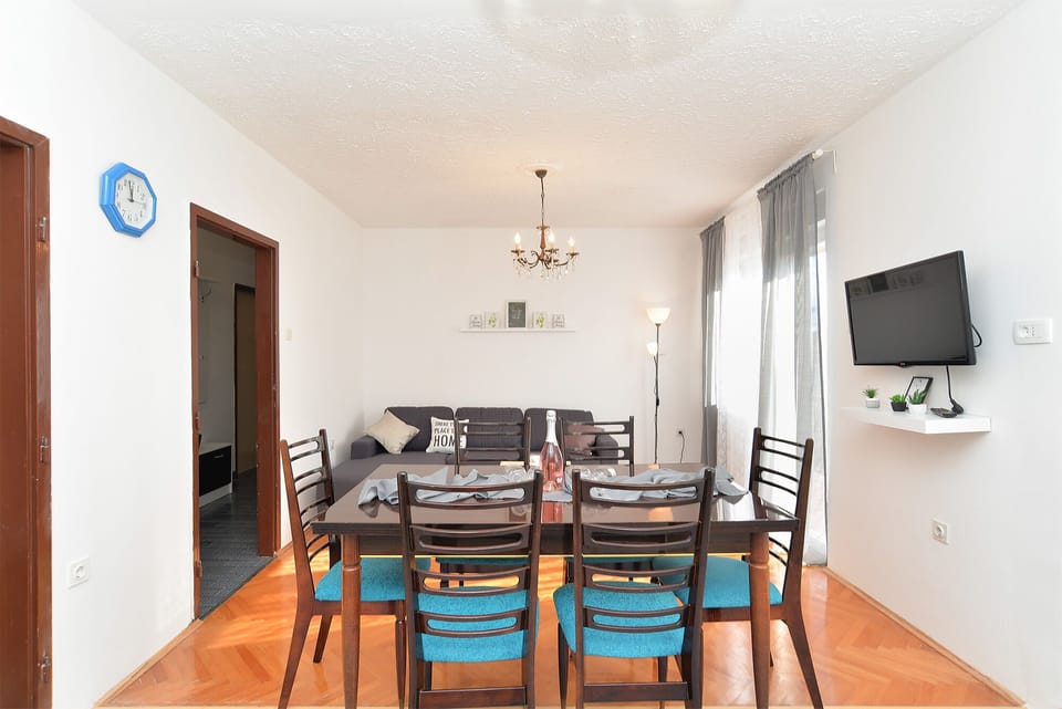 Standard Apartment, 3 Bedrooms (0184) | Private kitchen | Fridge, coffee/tea maker, electric kettle