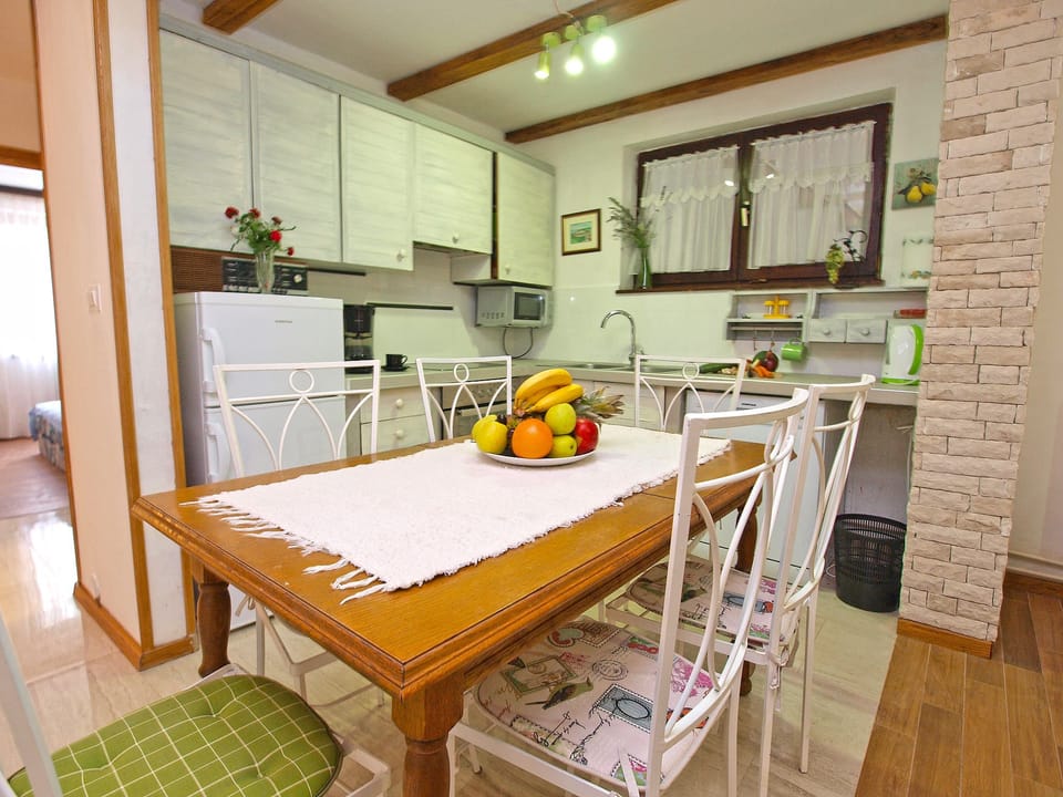 Standard Apartment, 3 Bedrooms (0218) | Private kitchen | Fridge, microwave, oven, stovetop