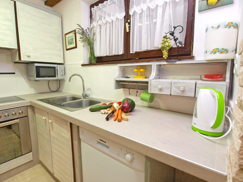 Standard Apartment, 3 Bedrooms (0218) | Private kitchen | Fridge, microwave, oven, stovetop