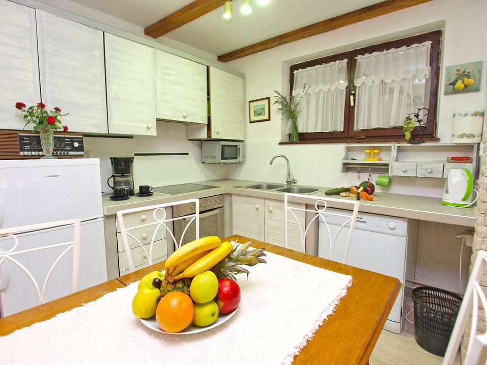 Standard Apartment, 3 Bedrooms (0218) | Private kitchen | Fridge, microwave, oven, stovetop