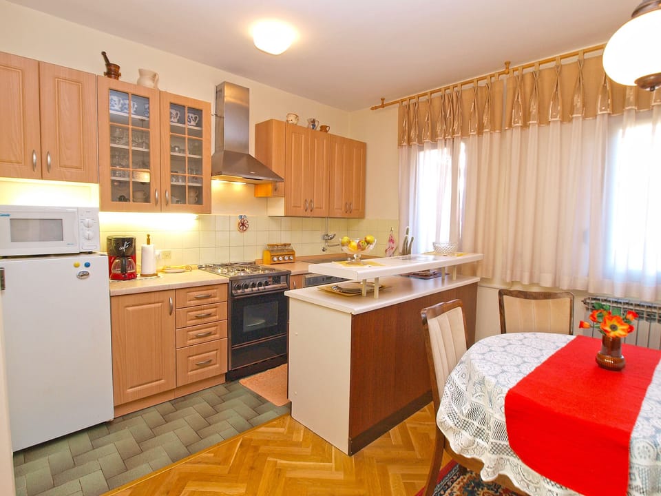 Standard Apartment, 2 Bedrooms (0245) | Private kitchen | Fridge, microwave, oven, stovetop