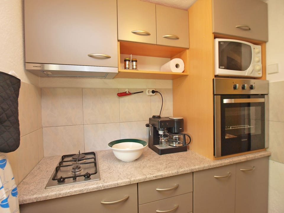 Standard House, 3 Bedrooms (0259) | Private kitchen | Fridge, microwave, oven, stovetop