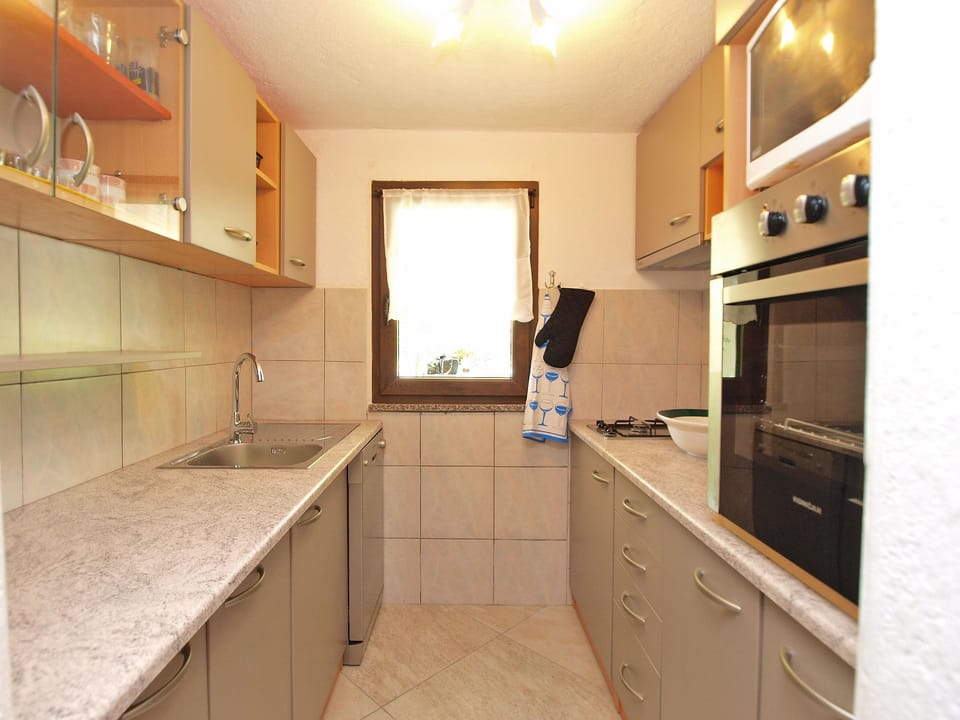 Standard House, 3 Bedrooms (0259) | Private kitchen | Fridge, microwave, oven, stovetop