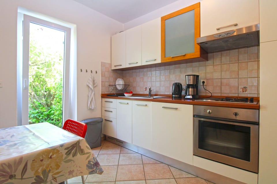 Standard House, 3 Bedrooms (0275) | Private kitchen | Fridge, coffee/tea maker, electric kettle