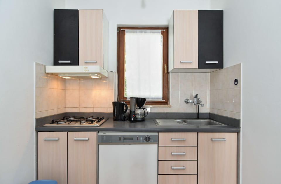 Standard House, 4 Bedrooms (0278) | Private kitchen | Fridge, microwave, oven, stovetop