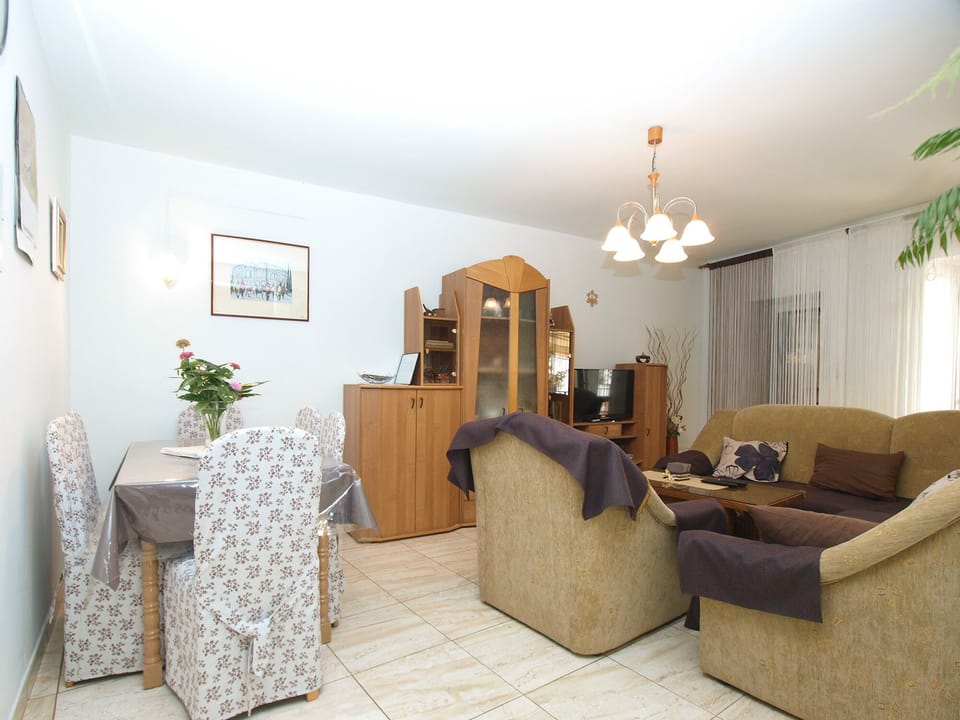 Standard Apartment, 3 Bedrooms (0285) | Living area | TV