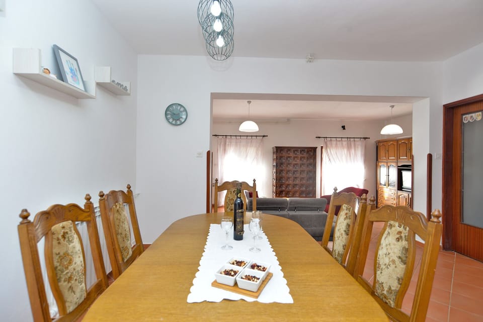 Standard Apartment, 4 Bedrooms (0292) | Living area | TV