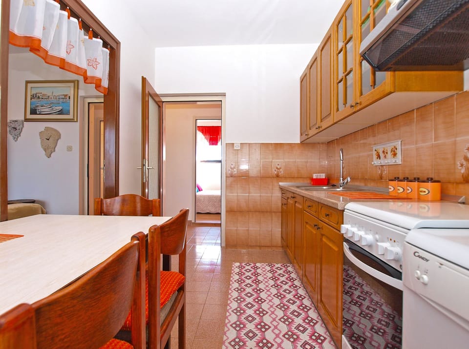 Standard Apartment, 1 Bedroom (1200/12641) | Private kitchen | Fridge, microwave, oven, stovetop
