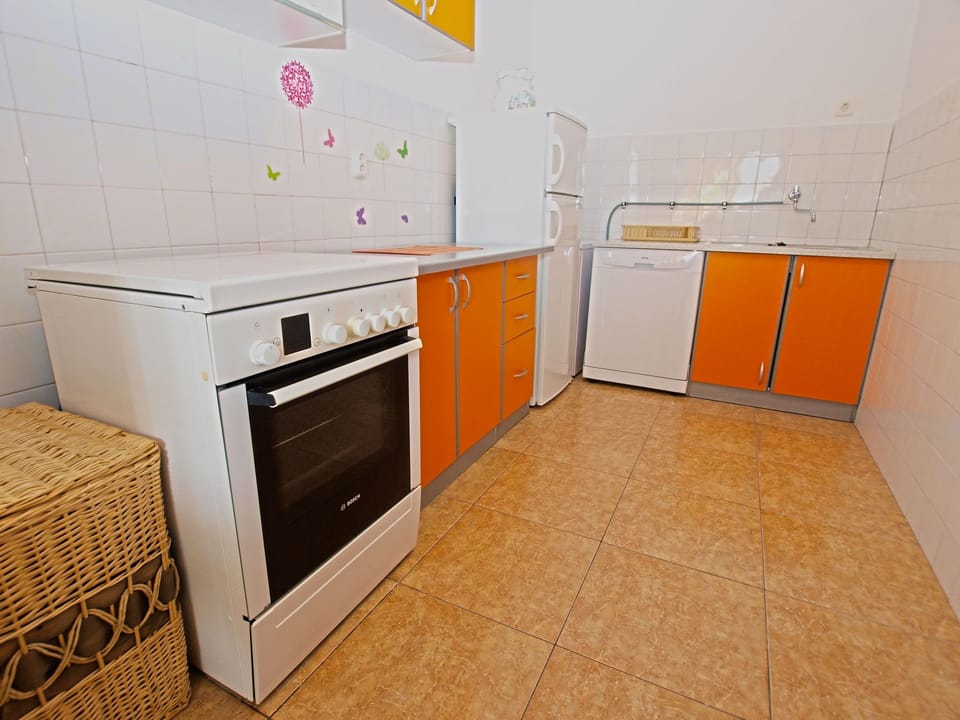 Standard Apartment, 1 Bedroom (1200/11029) | Private kitchen | Fridge, microwave, oven, stovetop