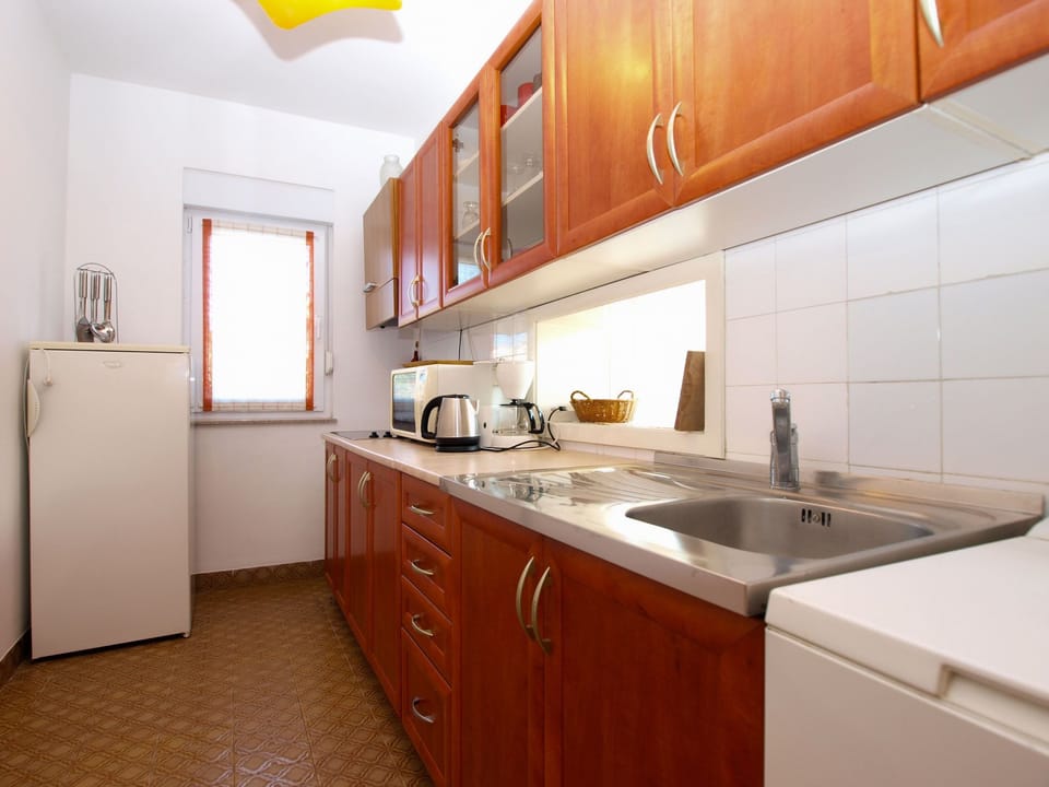 Standard House, 2 Bedrooms (0298) | Private kitchen | Fridge, stovetop, coffee/tea maker, electric kettle