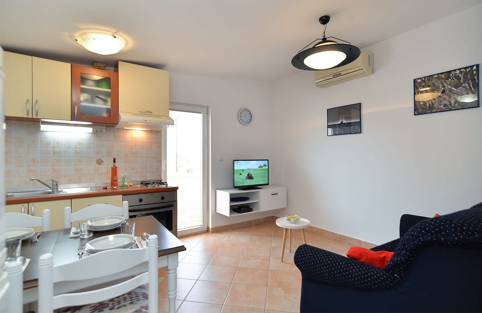 Standard House, 1 Bedroom (0300) | Private kitchen | Coffee/tea maker, fridge, oven, stovetop
