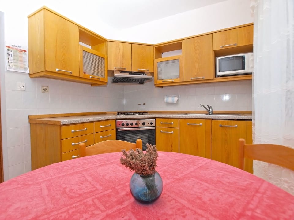 Standard Apartment, 2 Bedrooms (1210/11135) | Private kitchen | Fridge, oven, stovetop, coffee/tea maker