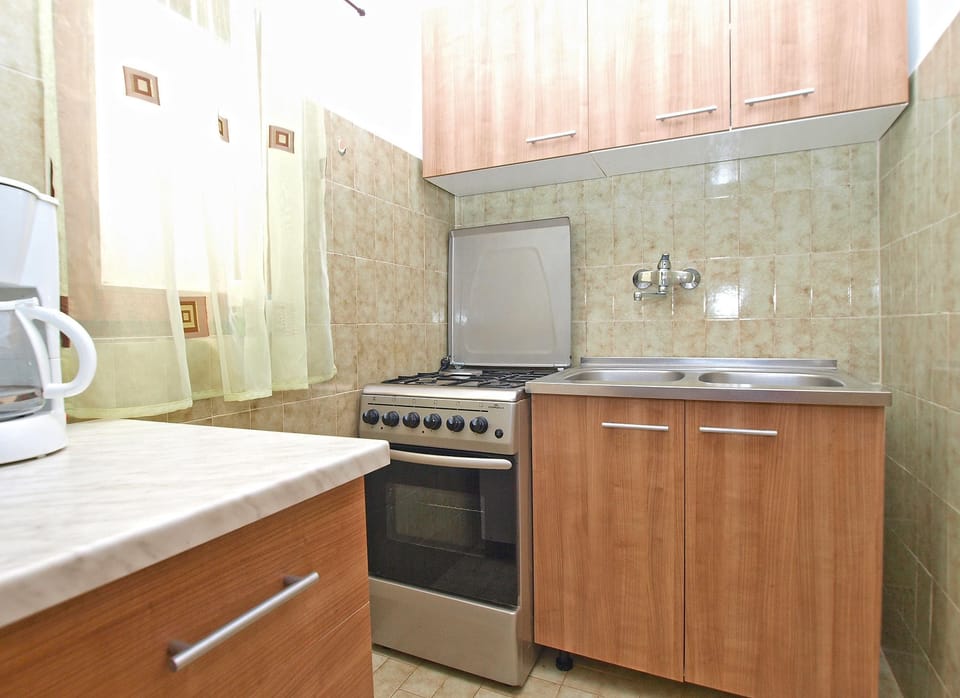 Standard House, 2 Bedrooms (0336) | Private kitchen | Fridge, microwave, oven, stovetop