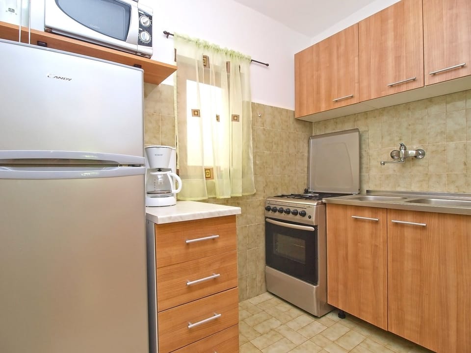 Standard House, 2 Bedrooms (0336) | Private kitchen | Fridge, microwave, oven, stovetop