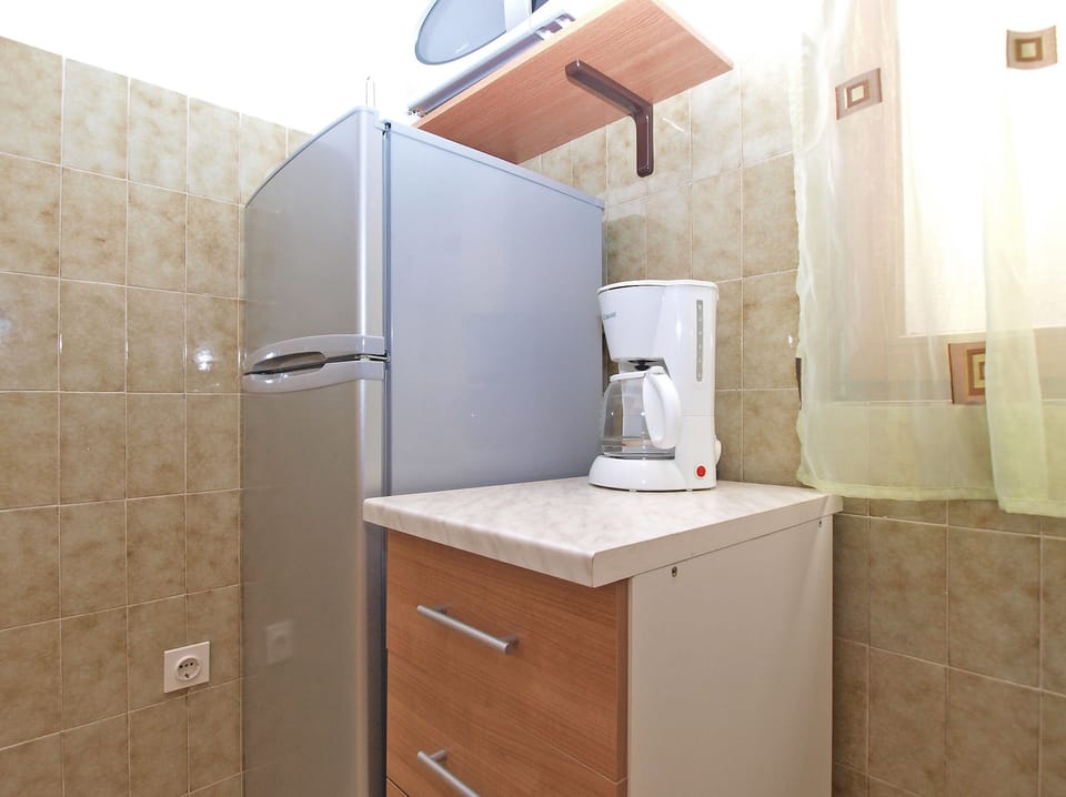 Standard House, 2 Bedrooms (0336) | Private kitchen | Fridge, microwave, oven, stovetop