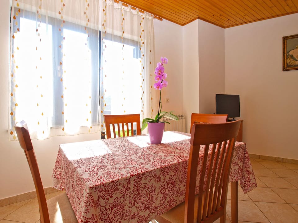 Standard House, 1 Bedroom (0368) | In-room dining