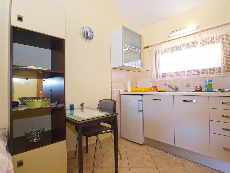 Standard Studio, 1 Bedroom (0378) | Private kitchenette | Fridge, stovetop, electric kettle, cookware/dishes/utensils