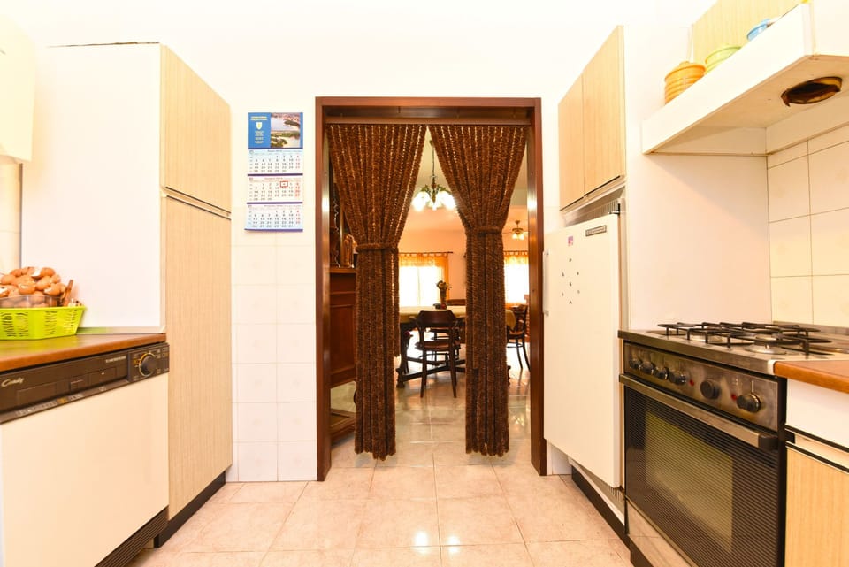 Standard Apartment, 3 Bedrooms (0402) | Private kitchen | Fridge, coffee/tea maker, electric kettle