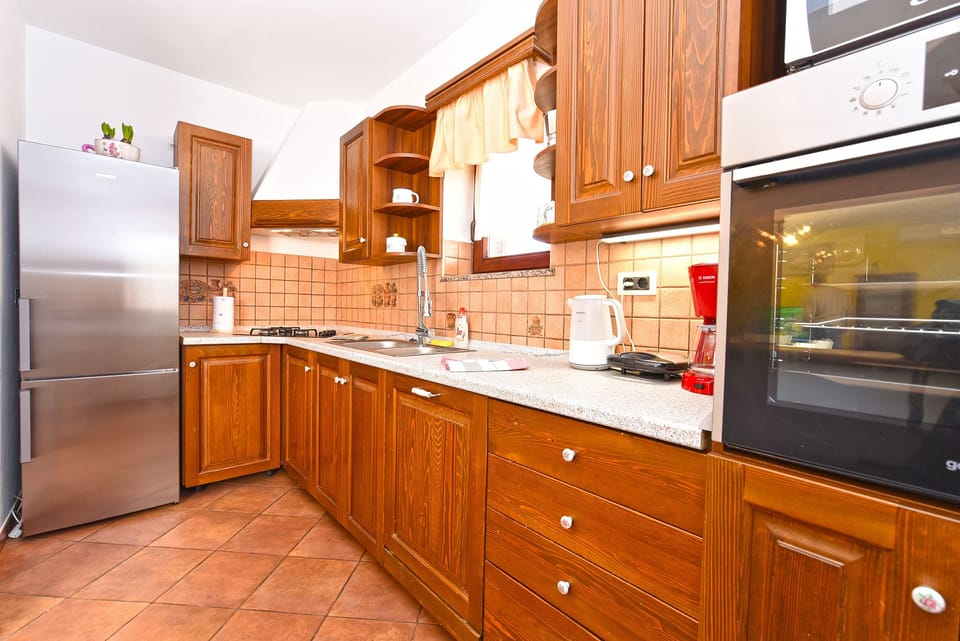 Standard Apartment, 3 Bedrooms (0403) | Private kitchen | Fridge, microwave, oven, stovetop
